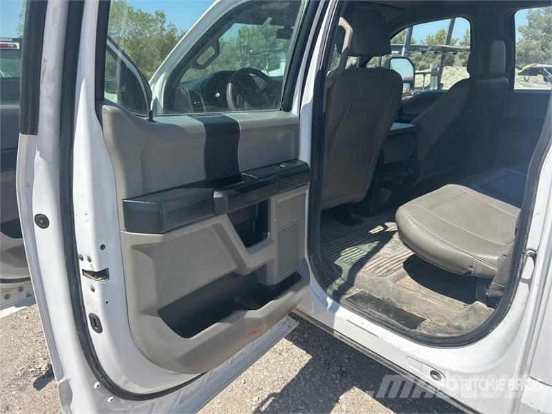 Ford F-250 XL 4x2 Crew Cab Pickup Інше