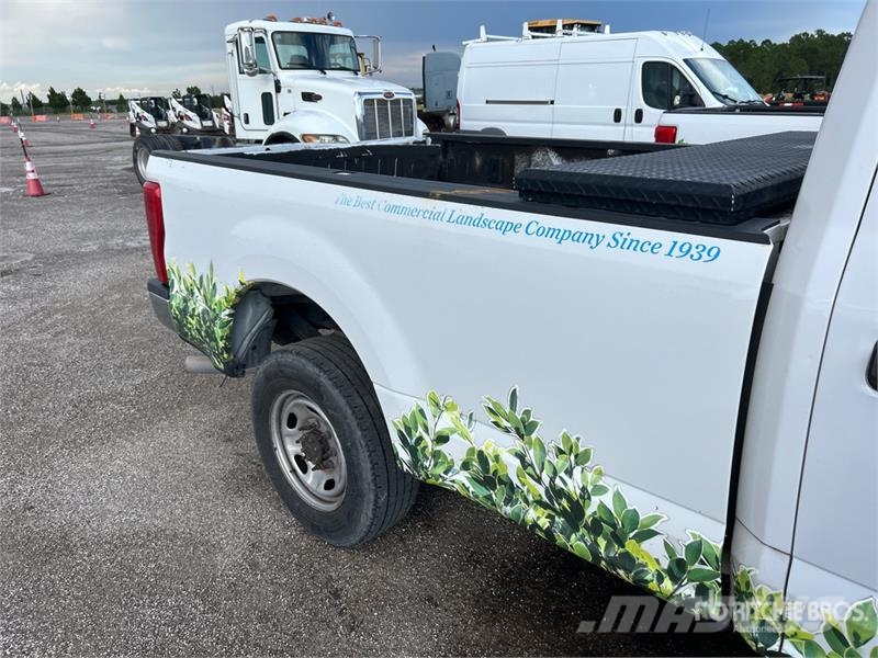 Ford F-250 XL 4x2 Crew Cab Pickup 其他