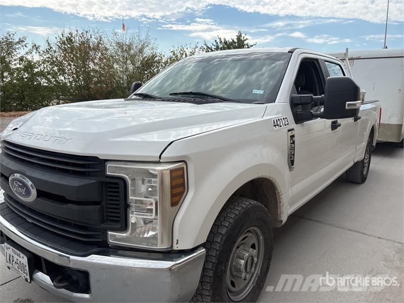 Ford F-250 XL 4x2 Crew Cab Pickup Інше