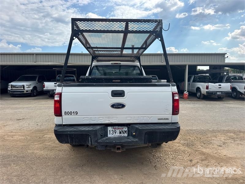 Ford F-250 XL 4x2 Crew Cab Pickup Furgoni altro