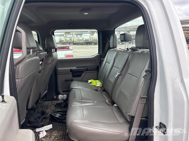 Ford F-250 XL 4x2 Crew Cab Pickup أخرى