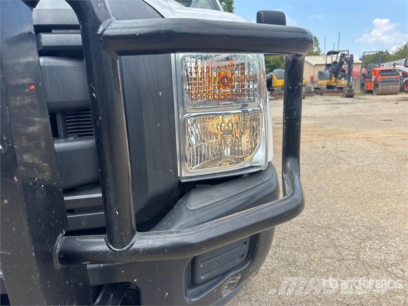 Ford F-250 XL 4x2 Crew Cab Pickup Furgoni altro