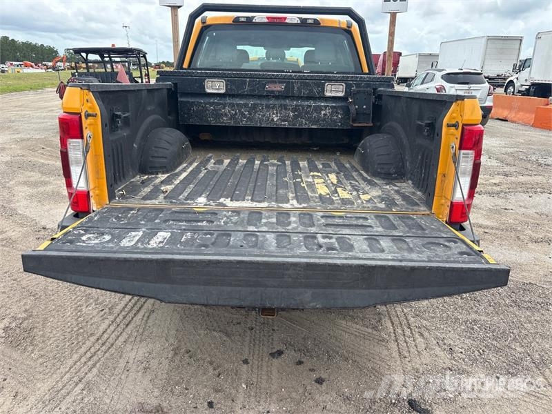 Ford F-250 XL 4x2 Crew Cab Pickup Muu