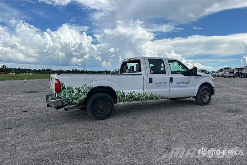 Ford F-250 XL 4x2 Crew Cab Pickup Furgoni altro