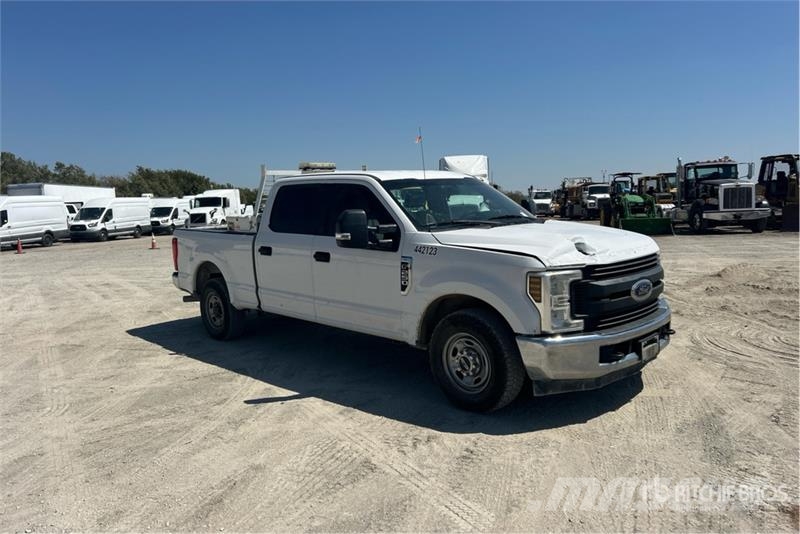 Ford F-250 XL 4x2 Crew Cab Pickup Інше
