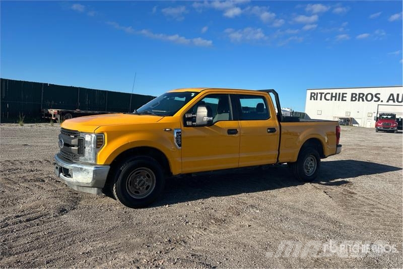 Ford F-250 XL 4x2 Crew Cab Pickup Outros