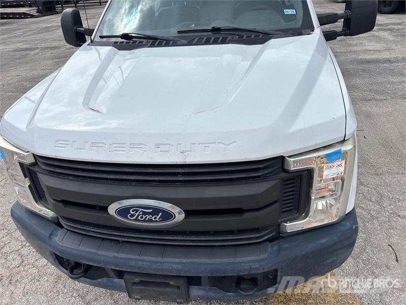 Ford F-250 XL 4x2 Crew Cab Pickup أخرى