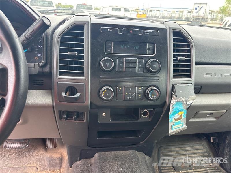 Ford F-250 XL 4x2 Crew Cab Pickup أخرى