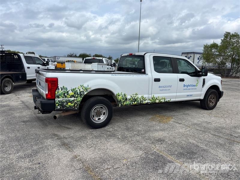 Ford F-250 XL 4x2 Crew Cab Pickup أخرى