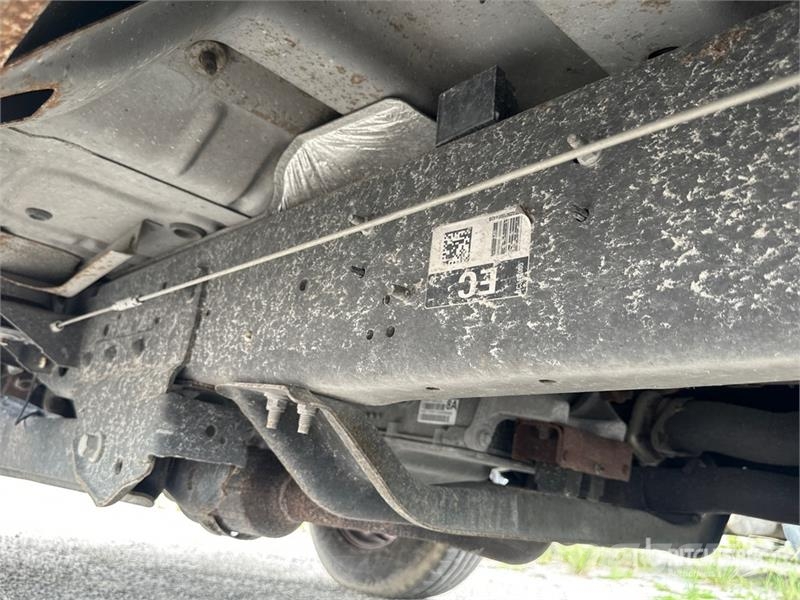 Ford F-250 XL 4x2 Crew Cab Pickup Otros