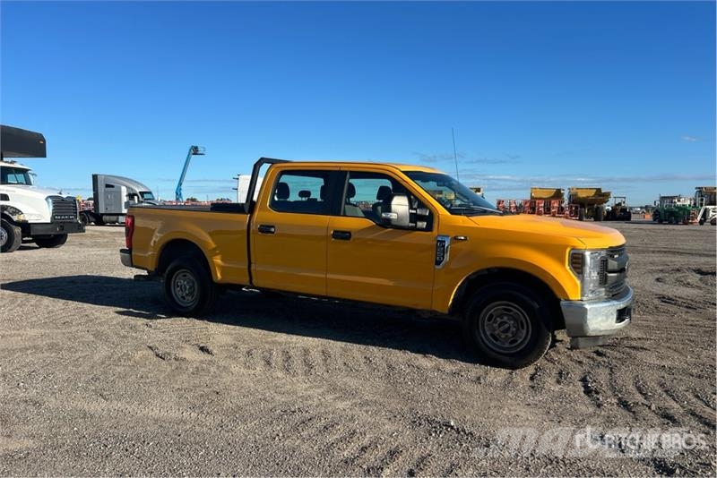Ford F-250 XL 4x2 Crew Cab Pickup Outros