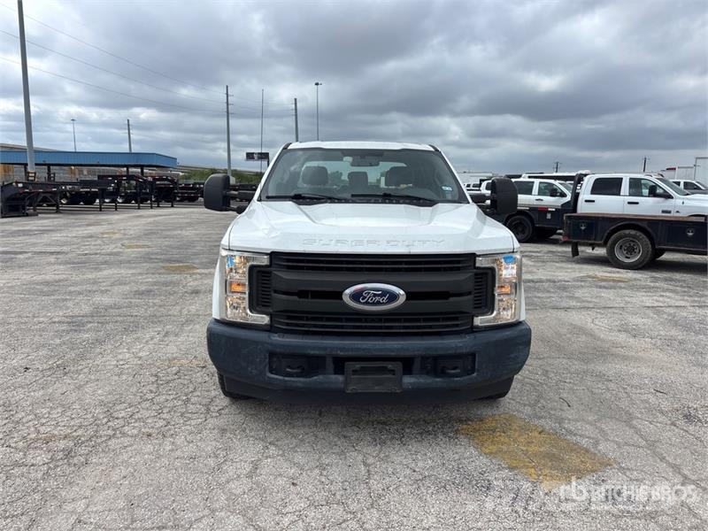 Ford F-250 XL 4x2 Crew Cab Pickup أخرى