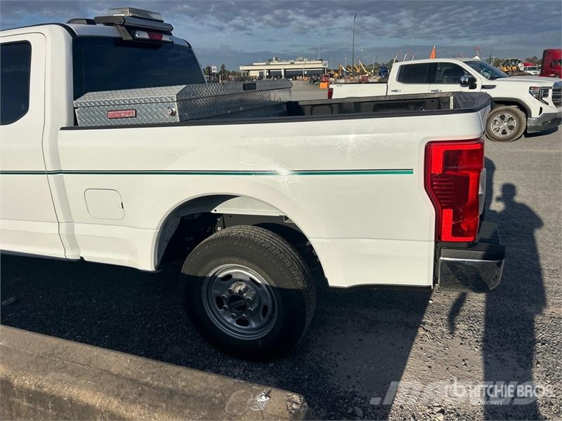 Ford F-250 XL 4x2 Extended Cab Pickup Andre varebiler