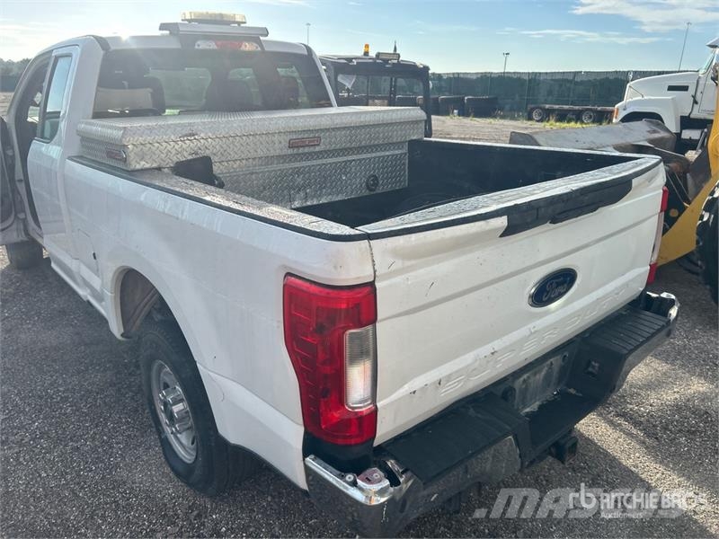 Ford F-250 XL 4x2 Extended Cab Pickup Outro