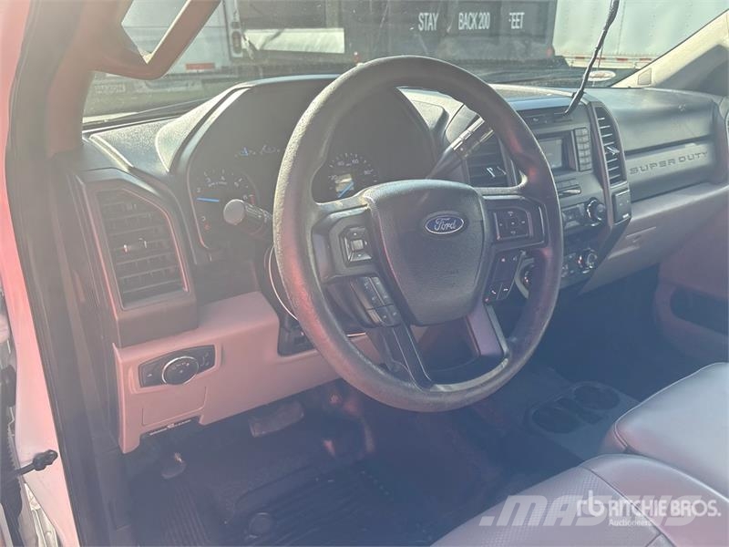 Ford F-250 XL 4x2 Extended Cab Pickup Iné