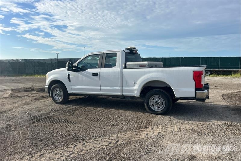 Ford F-250 XL 4x2 Extended Cab Pickup Outro