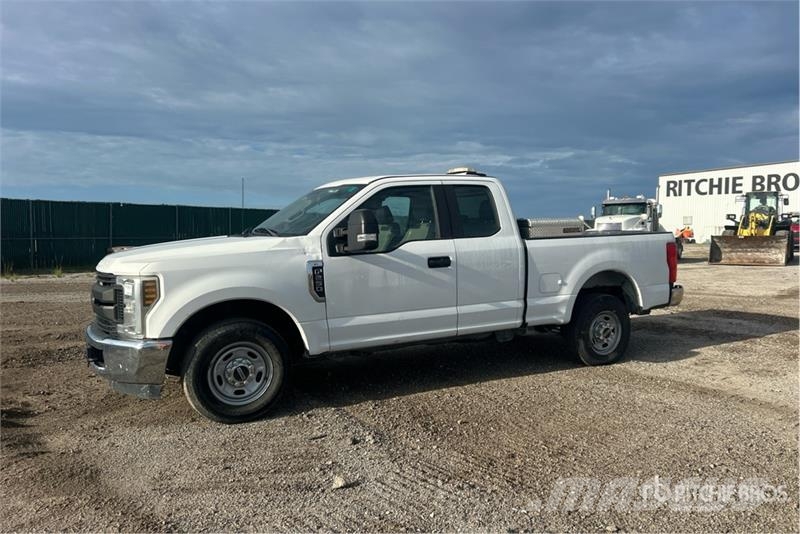 Ford F-250 XL 4x2 Extended Cab Pickup Outro