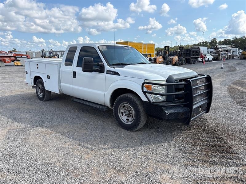 Ford F-250 XL 4x2 Extended Cab Utility Truck Utilitaire benne