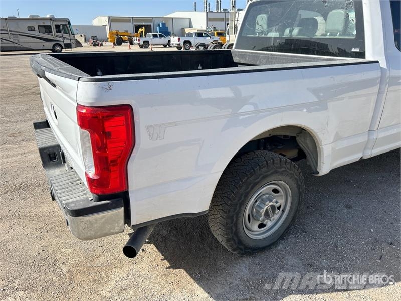 Ford F-250 XL 4x2 Extended Cab Pickup Muu