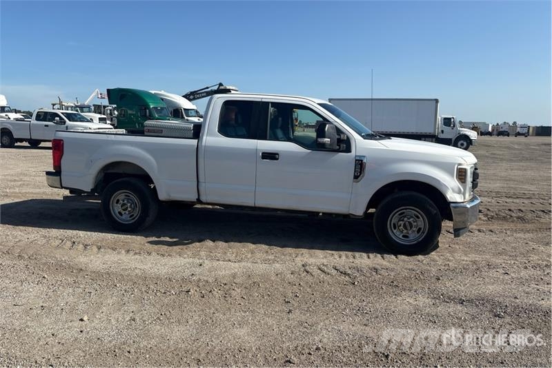 Ford F-250 XL 4x2 Extended Cab Pickup Iné