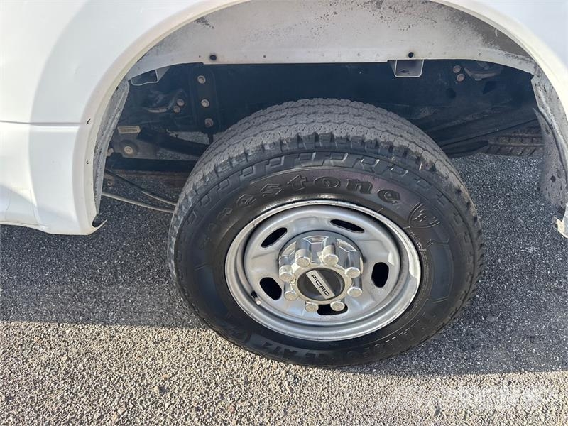 Ford F-250 XL 4x2 Extended Cab Pickup Otros