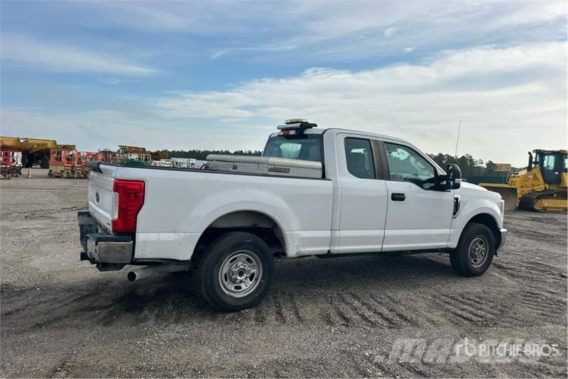 Ford F-250 XL 4x2 Extended Cab Pickup Furgoni altro