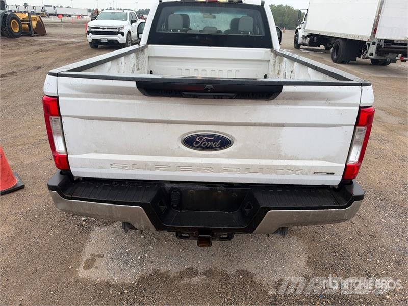 Ford F-250 XL 4x2 Extended Cab Pickup Egyéb