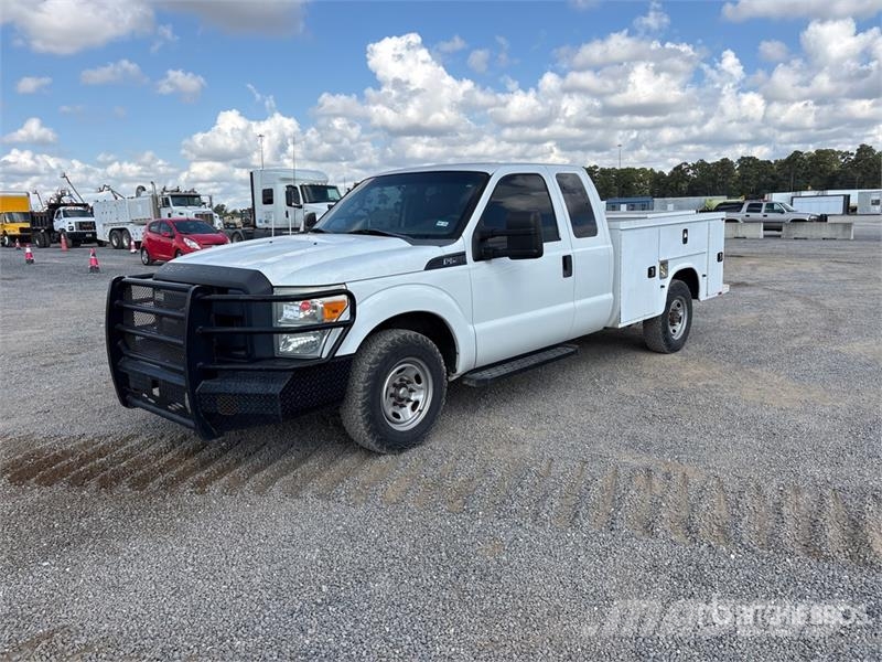 Ford F-250 XL 4x2 Extended Cab Utility Truck Utilitaire benne