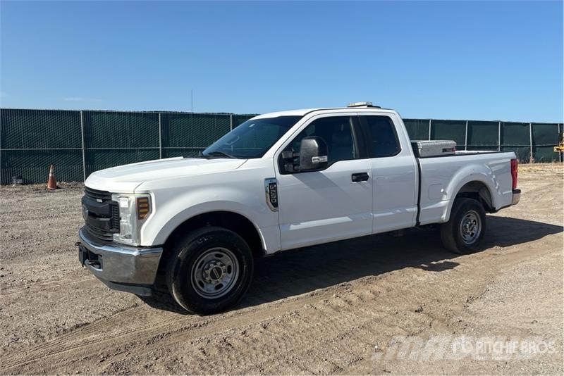 Ford F-250 XL 4x2 Extended Cab Pickup Iné