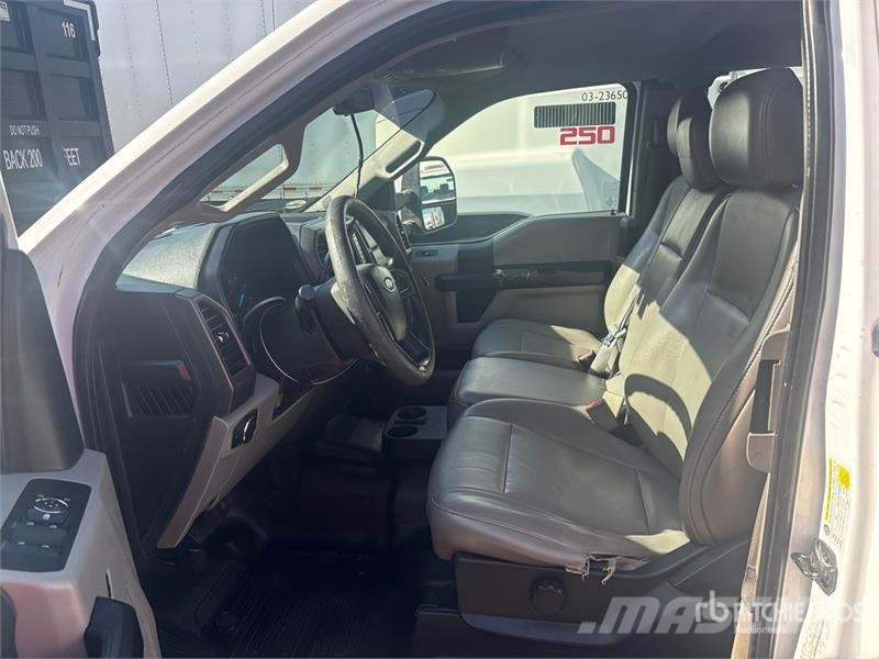 Ford F-250 XL 4x2 Extended Cab Pickup Iné