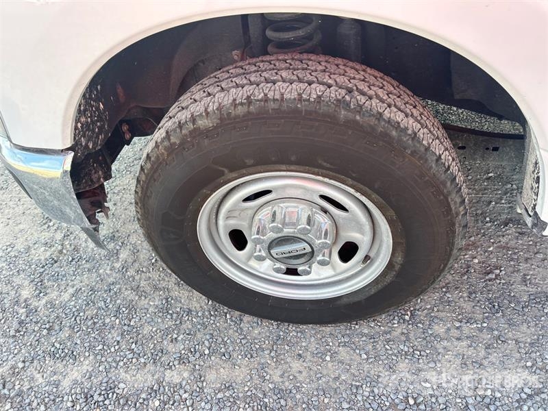 Ford F-250 XL 4x2 Extended Cab Pickup Andre varebiler