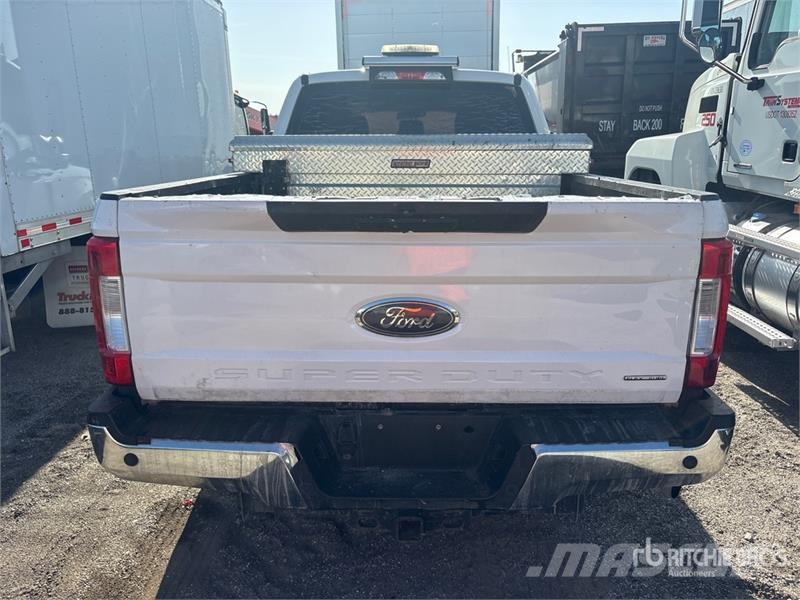 Ford F-250 XL 4x2 Extended Cab Pickup Iné