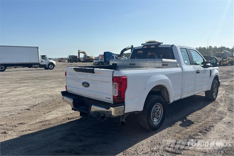 Ford F-250 XL 4x2 Extended Cab Pickup Iné