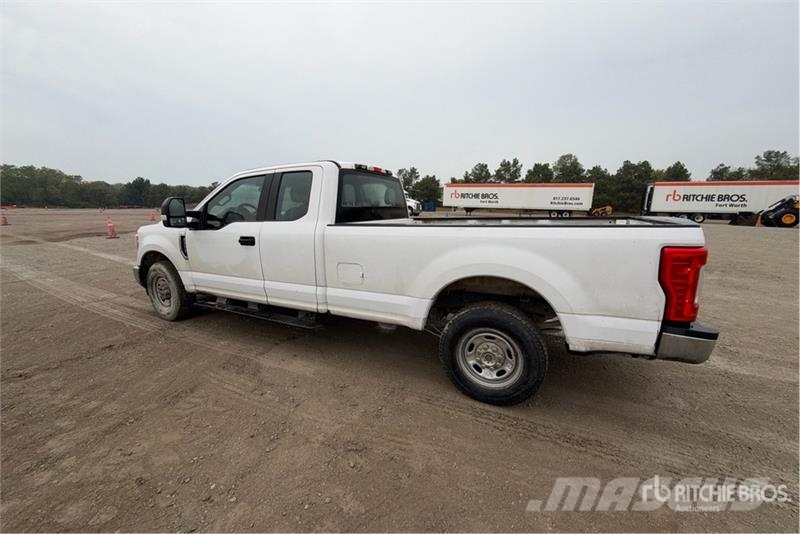 Ford F-250 XL 4x2 Extended Cab Pickup Egyéb