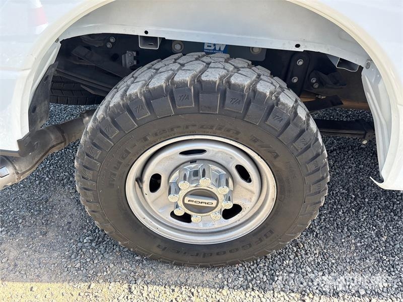 Ford F-250 XL 4x2 Extended Cab Pickup Andre varebiler