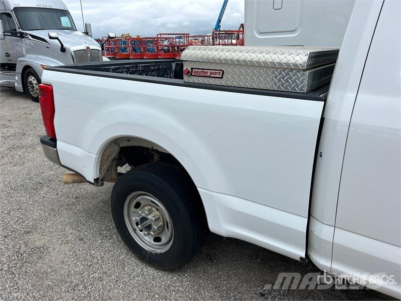 Ford F-250 XL 4x2 Extended Cab Pickup (Inoperable) その他
