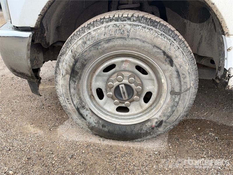 Ford F-250 XL 4x2 Extended Cab Pickup Egyéb