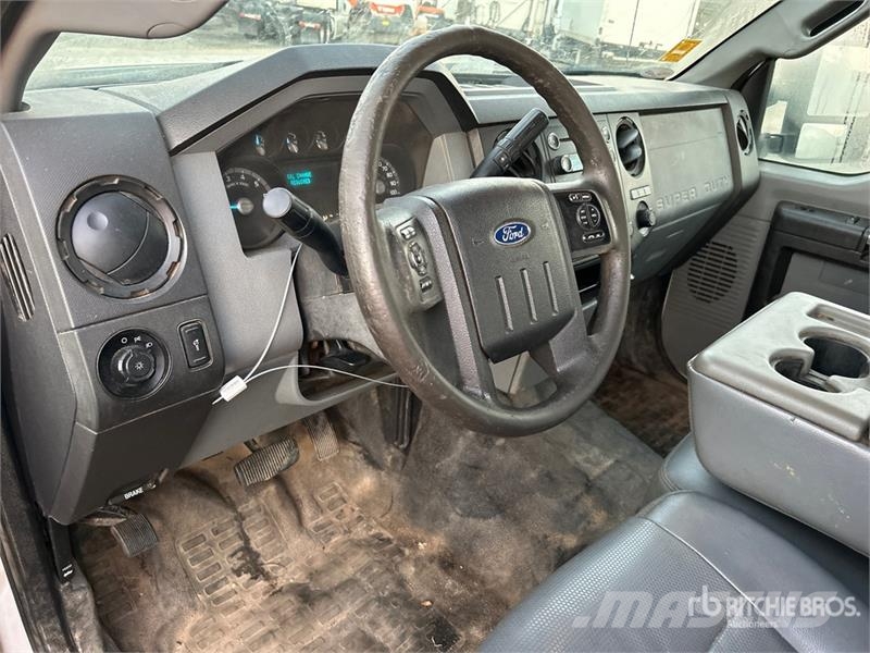 Ford F-250 XL 4x2 Extended Cab Pickup Otros