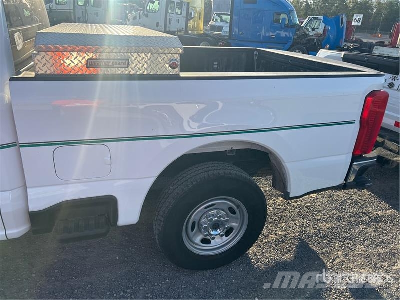 Ford F-250 XL 4x2 Extended Cab Pickup Andre varebiler