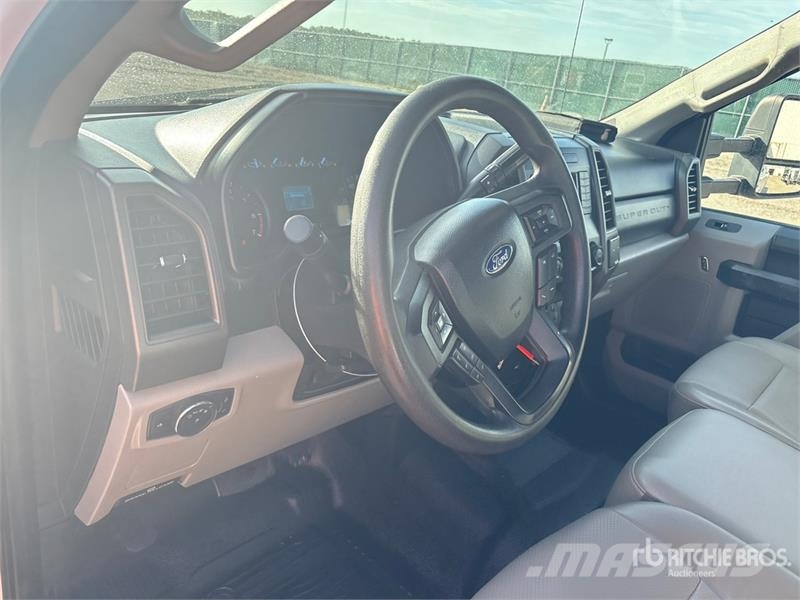 Ford F-250 XL 4x2 Extended Cab Pickup Otros