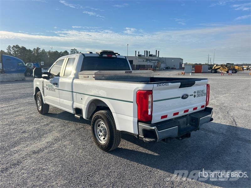 Ford F-250 XL 4x2 Extended Cab Pickup Andre varebiler