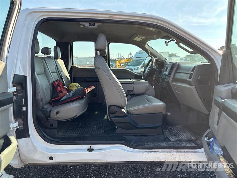 Ford F-250 XL 4x2 Extended Cab Pickup أخرى