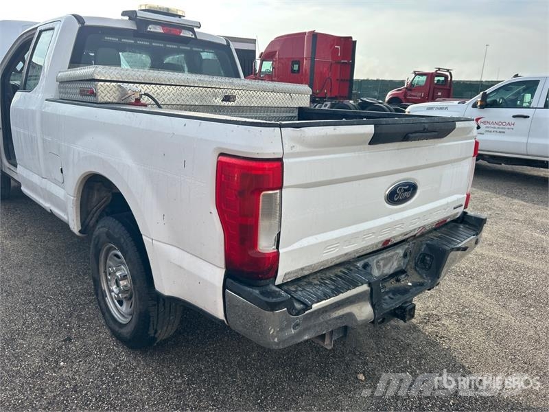 Ford F-250 XL 4x2 Extended Cab Pickup Ostalo