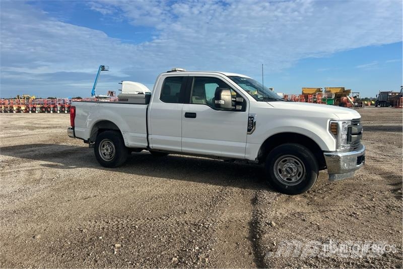 Ford F-250 XL 4x2 Extended Cab Pickup Outro