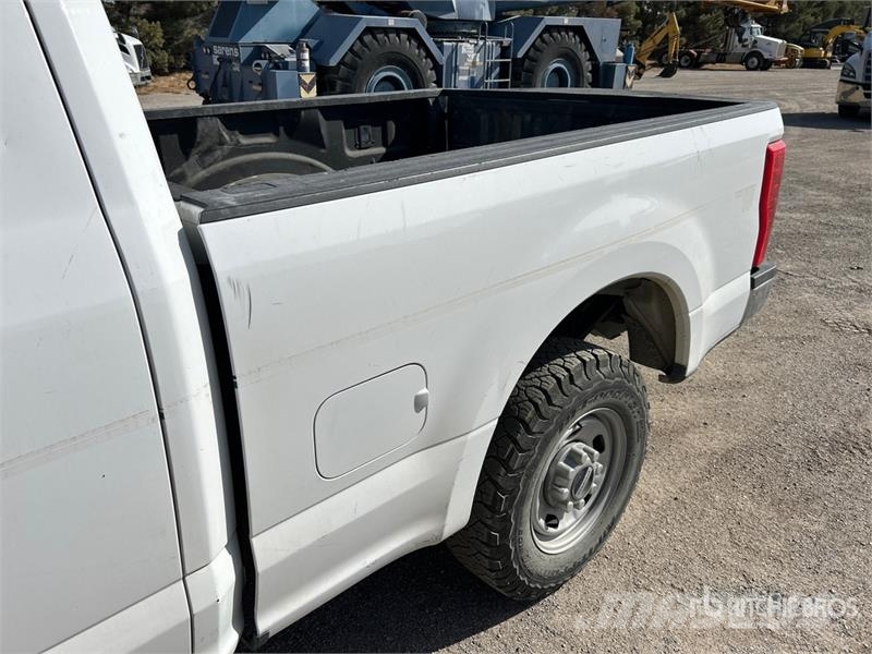 Ford F-250 XL 4x2 Extended Cab Pickup Muu