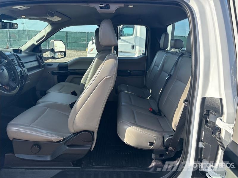 Ford F-250 XL 4x2 Extended Cab Pickup Otros