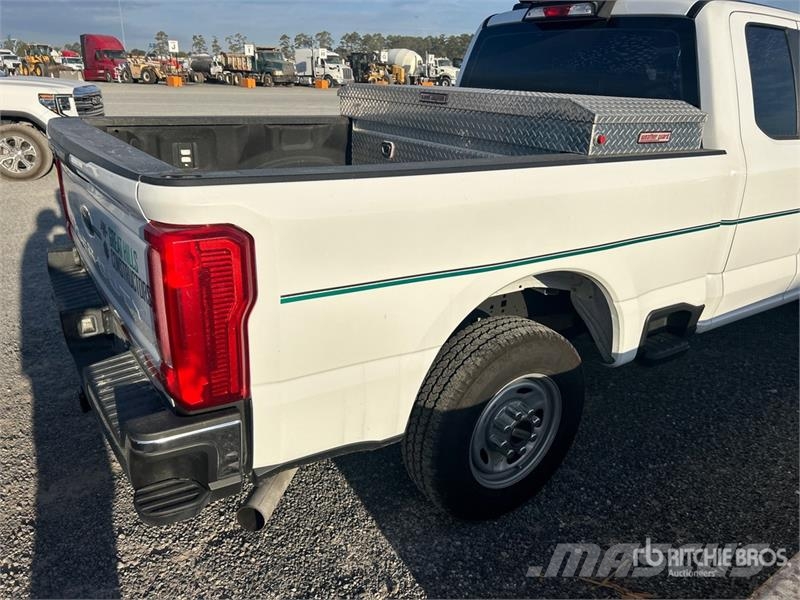 Ford F-250 XL 4x2 Extended Cab Pickup Andre varebiler