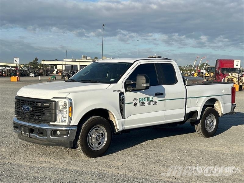 Ford F-250 XL 4x2 Extended Cab Pickup Andre varebiler