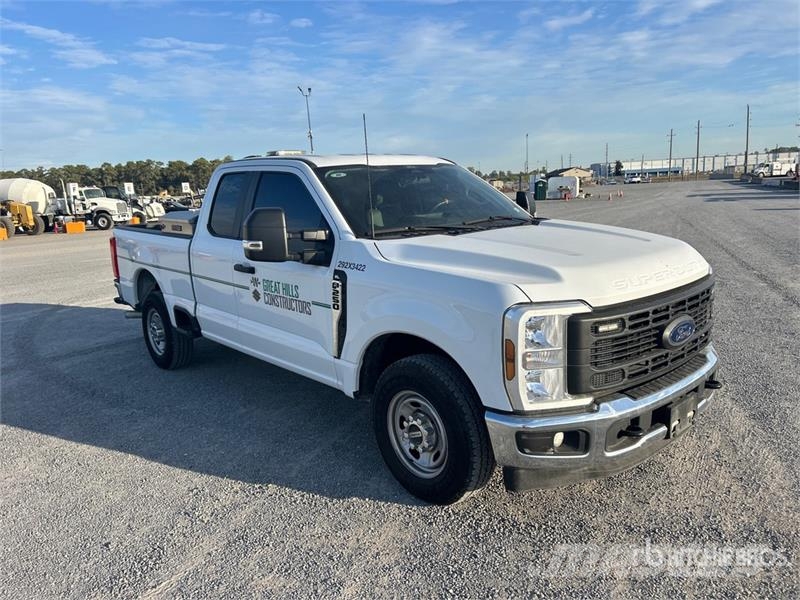 Ford F-250 XL 4x2 Extended Cab Pickup Andre varebiler