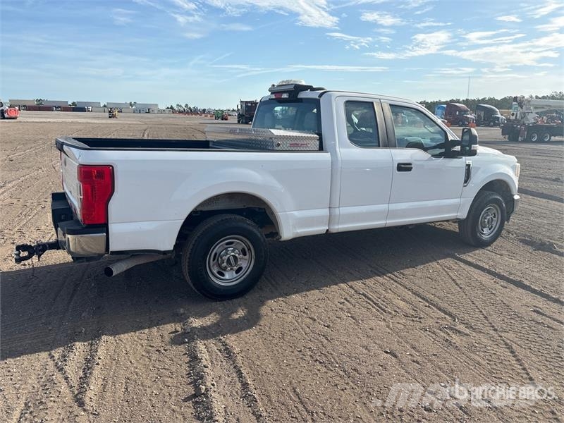 Ford F-250 XL 4x2 Extended Cab Pickup Otros
